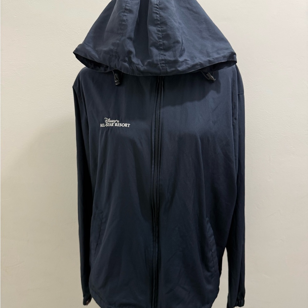 Disney’s All-Star Resort Packable Windbreaker Jacke Hideable Hood Navy M EUC